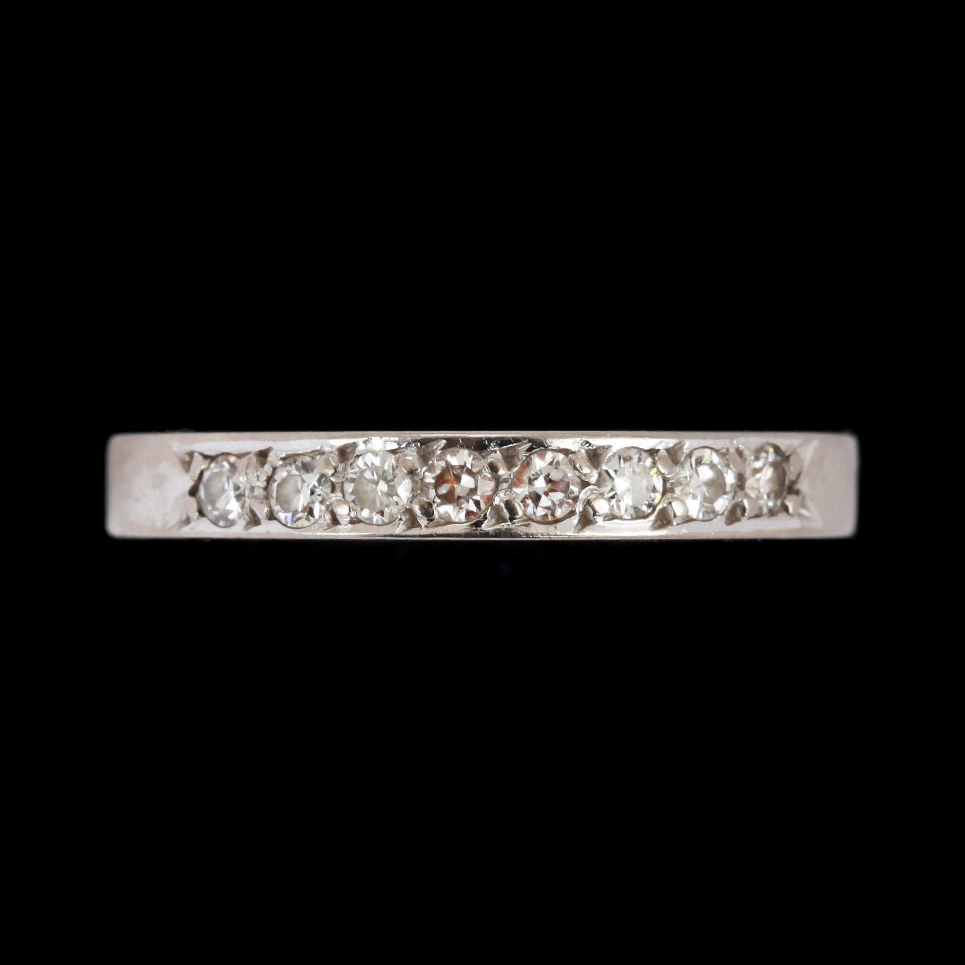 RING, 18k vitguld med 8 briljantslipade diamanter, tot ca 0,10 ct. Cesons Guldvaru AB, Göteborg 1968. Vikt 2,7.