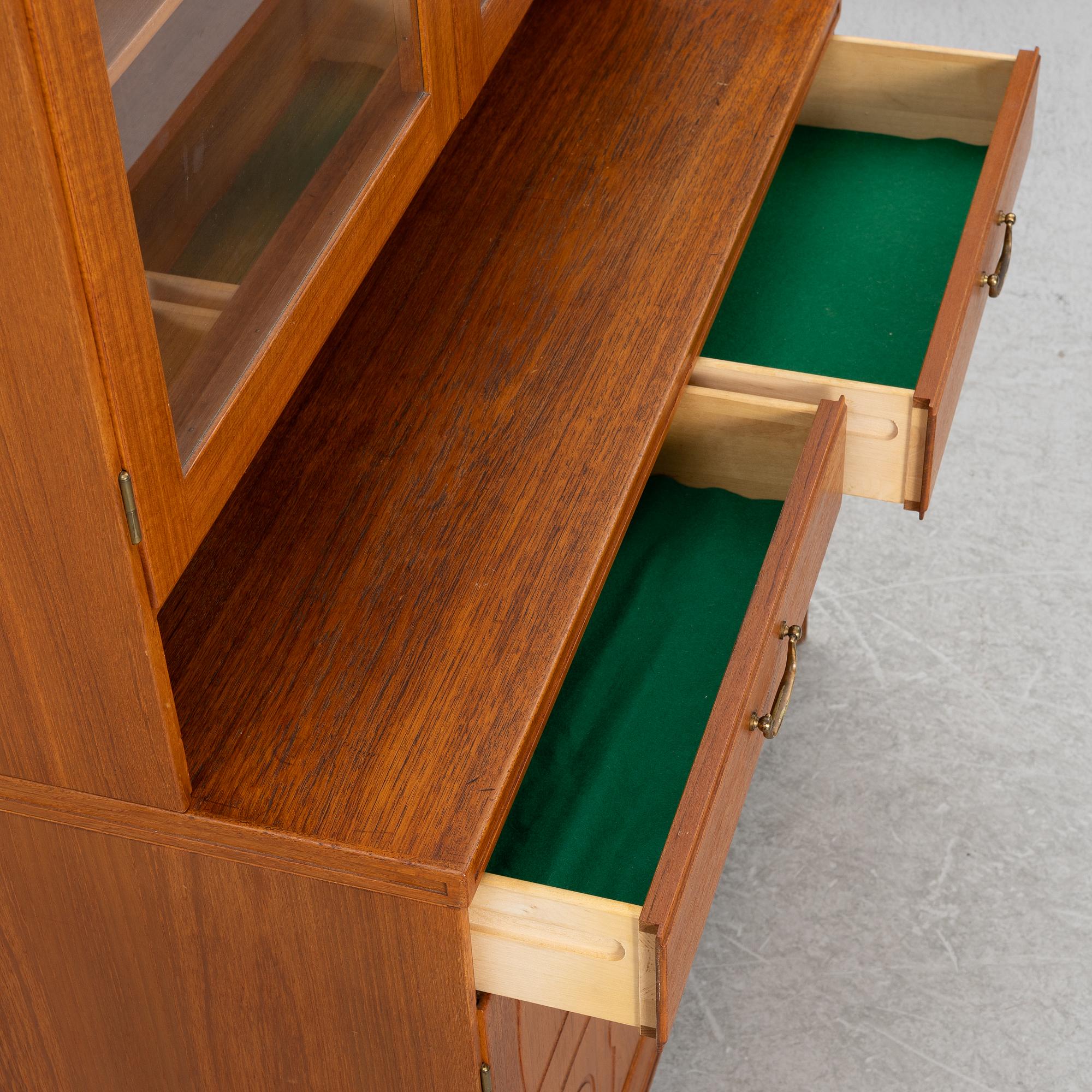 Yngve Ekström, vitrinskåp, "Krus", AB Westbergs Möbler, Tranås,modellen  formgiven 1955.