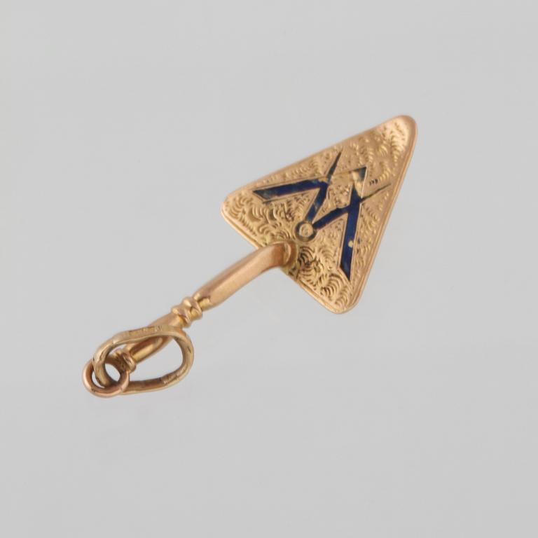 FRIMURARHÄNGE, 18K guld och emalj, troligtvis stämplad FrH & Co, 1884. Vikt 2,3 gram.