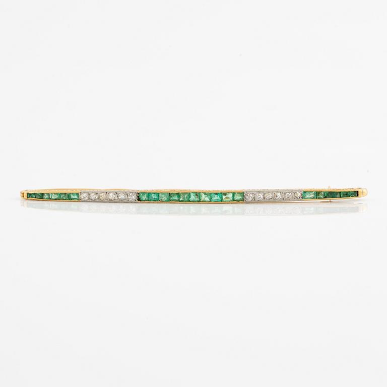 Brosch, längre modell, guld med carréslipade smaragder och gammalslipade diamanter, troligen omkring sekelskiftet 1900.