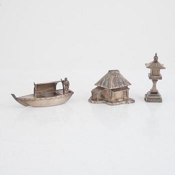 Four shakers, two salt cellars and six spoons, silver, Japan, 20th century.