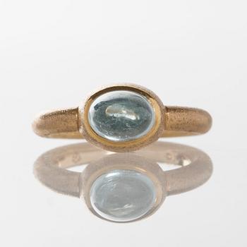 RING, Ole Lynggaard, 18K guld med cabochonslipad akvamarin.