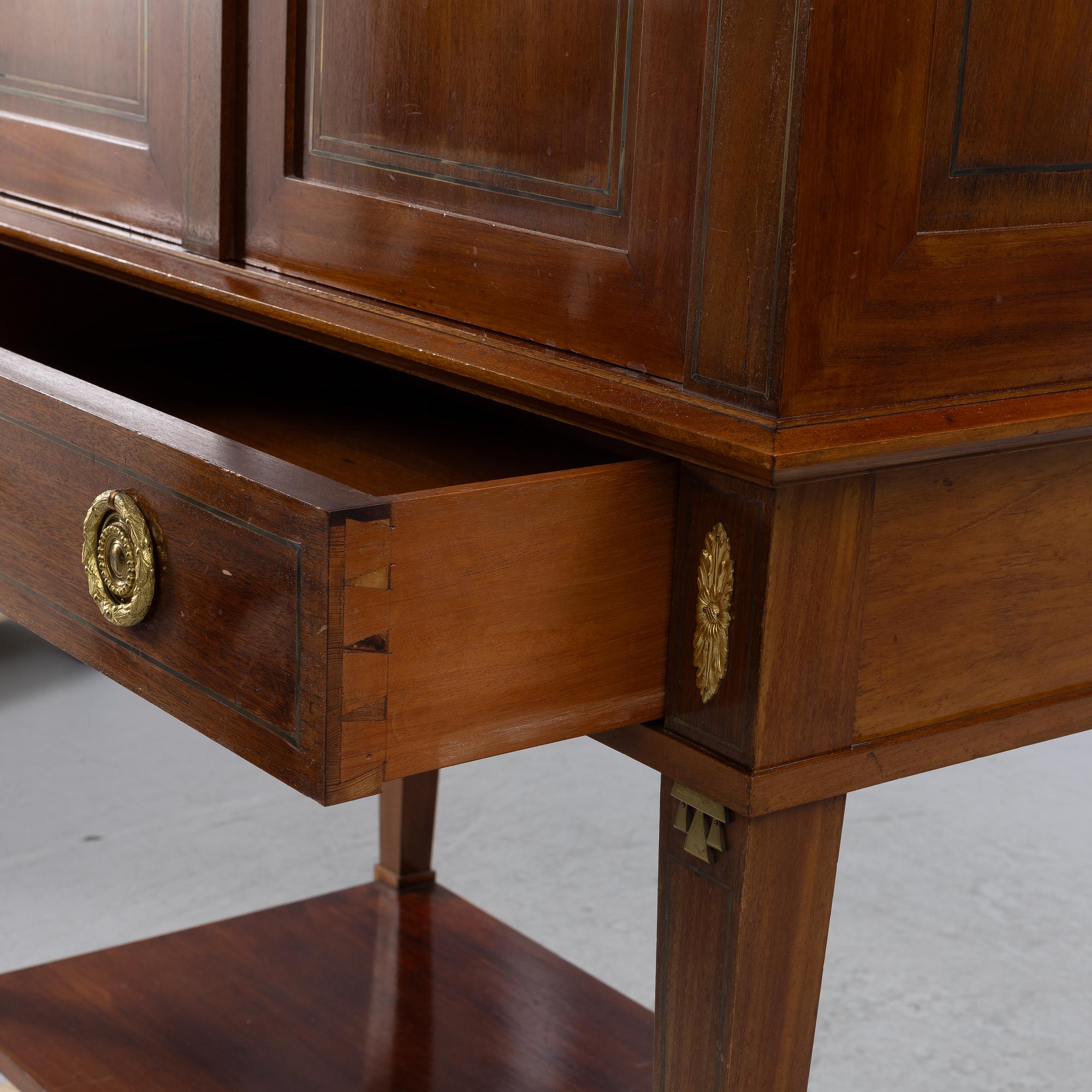 Skåp, empirestil, 1900-talets första hälft.