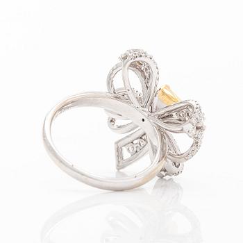 Ring, rosett, 18K vitguld, med gul kuddslipad diamant samt klara briljantslipade diamanter.