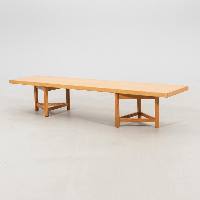 Carl Gustaf Hiort af Ornäs TV-bänk, HMN Huonekalu Mikko Nupponen, Lahtis, 1900-talets mitt.