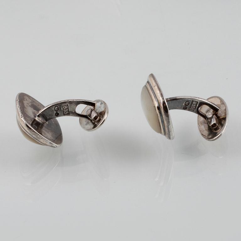 MANCHETTKNAPPAR, 3 par, silver samt pärlemor, ett par från Gustav Dahlgren & Co, Malmö. Total vikt 35,9 gram.