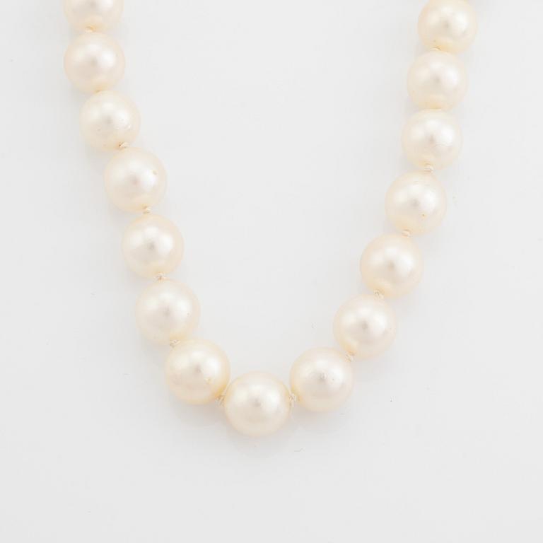 Pärlcollier med odlade pärlor, lås 18K vitguld med rosenslipade diamanter.