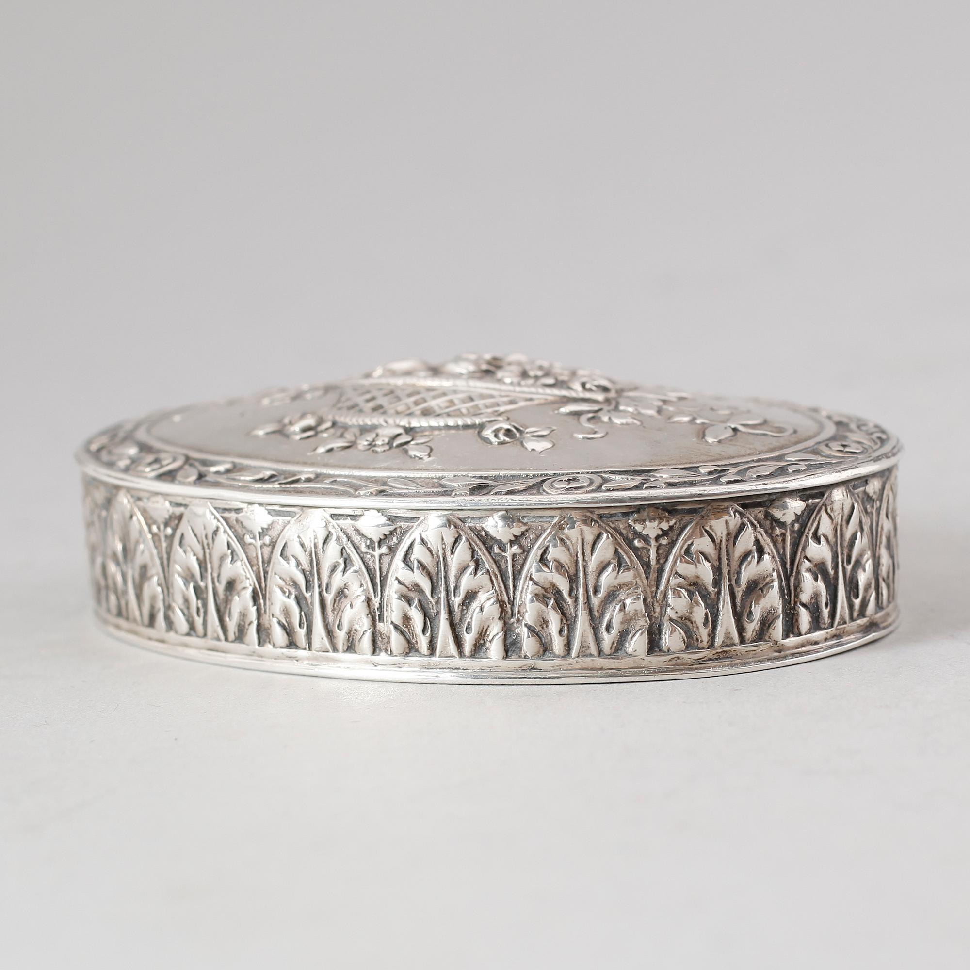 DOSA, silver, importstämplar. Vikt 96 g.