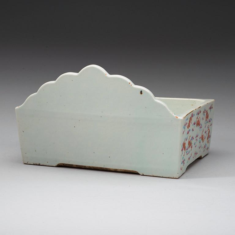 A pair of hand basins, Qing dynasty, early 20th century.