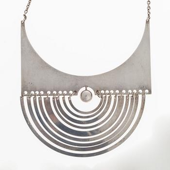 HALSSMYCKE, Tapio Wirkkala "Halvmåne" , N. Westerback 1972, silver.