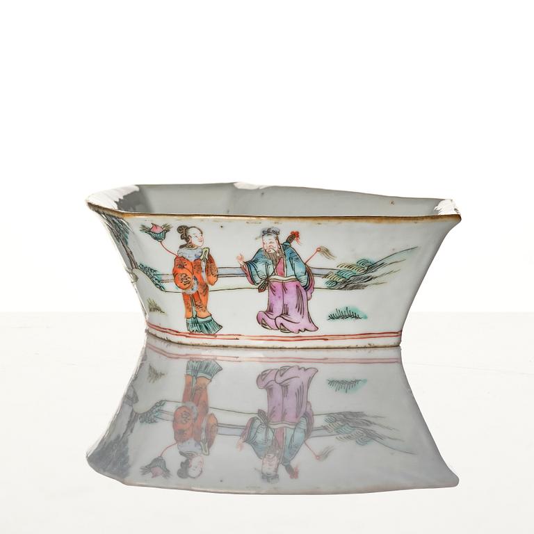 A Chinese famlle rose porcelain bowl, late Qing dynasty.