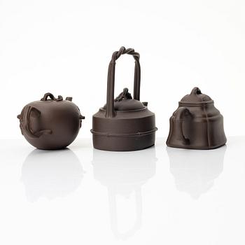 A group of three Chinese yixing teapots, 1980s.