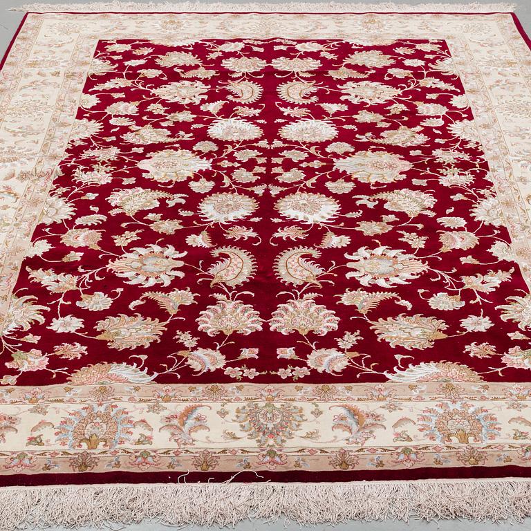 A CARPET Tabriz, part silk, ca 301 x 195 cm.