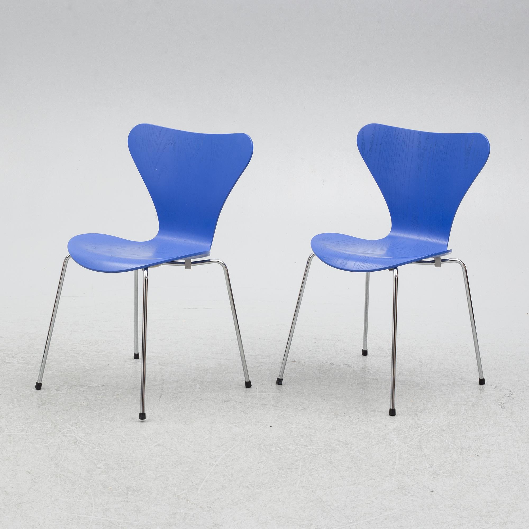 Arne Jacobsen, chairs, a pair, "The Seven", Fritz Hansen, Denmark, 1998.