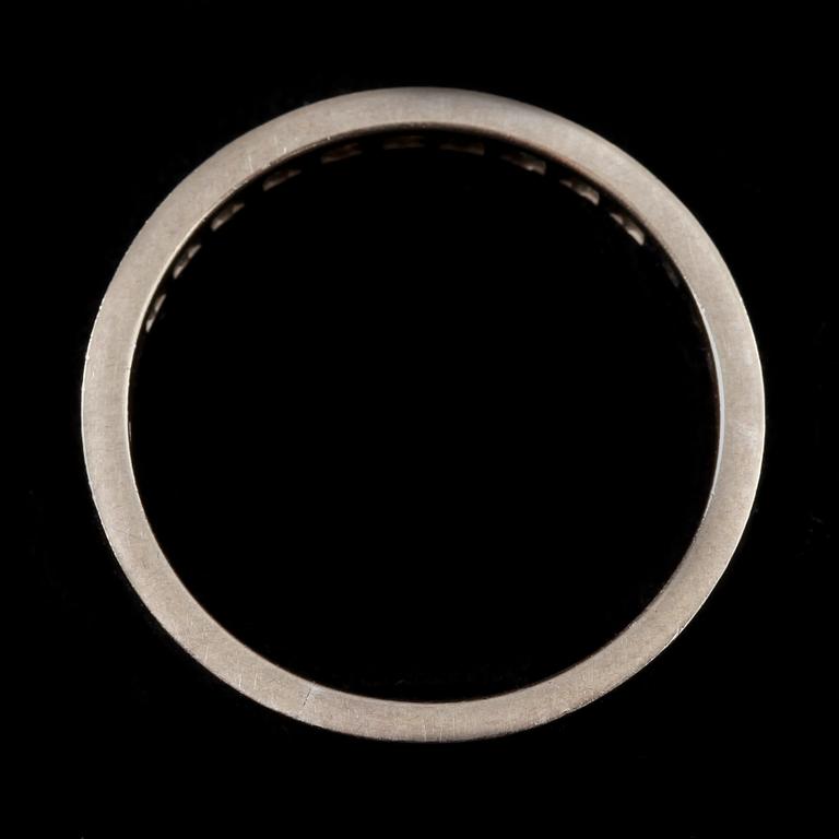 RING, 18 k vitguld med briljantslipade diamanter, tot ca 0,35 ct. Göteborg 1974. Vikt 3,8 g.