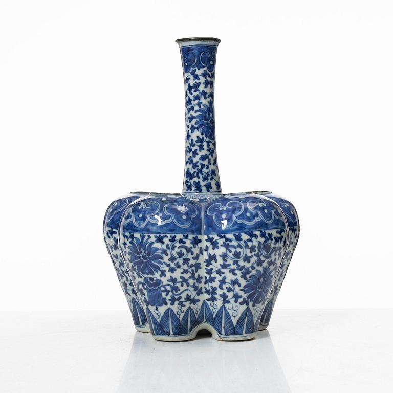 A blue and white tulip vase, Qing dynasty, circa 1900.