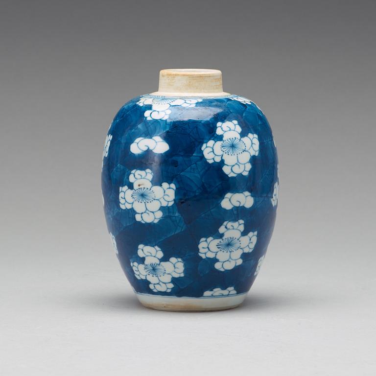 A blue and white jar, Qing dynasty, Kangxi (1662-1722).