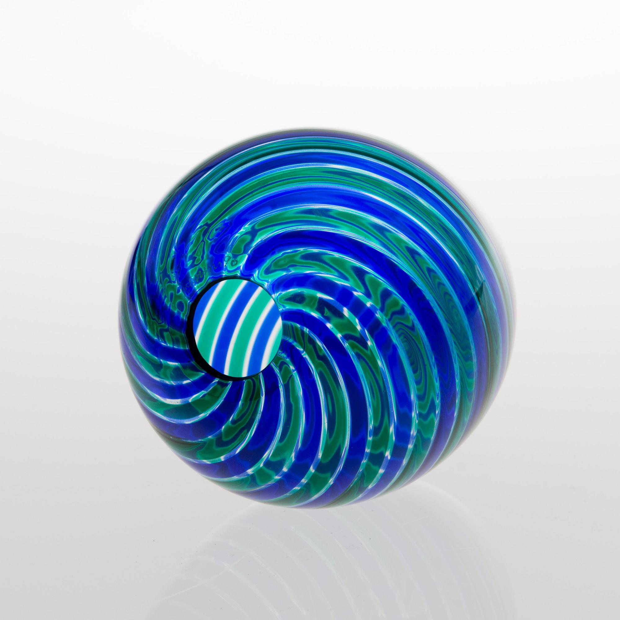 A 1990´S VENINI GLASS EGG, signed Venini 90.