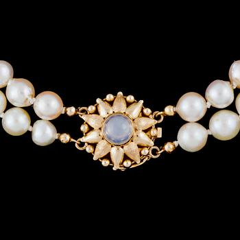 COLLIER, odlade pärlor. Med lås i 18k guld besatt med månsten. Guldsmedsatelje G B nilsson, Södertälje 1960.