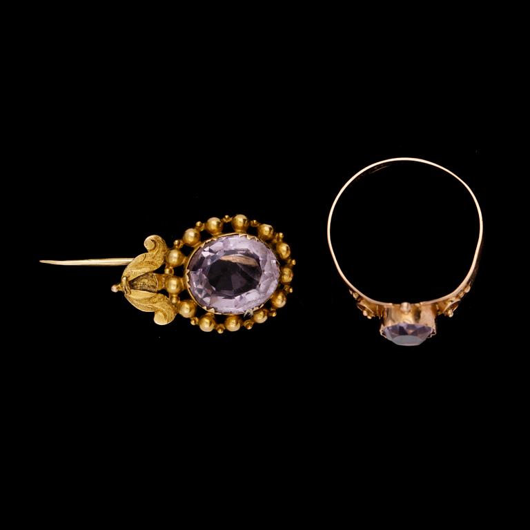 BROSCH OCH RING, 18k guld resp 14k guld med ametist resp lila sten. Brosch från 1806 (Z2). Tot vikt 3,4g.