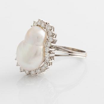 Ring in 18K gold with a baroque cultured pearl and round brilliant-cut diamonds.