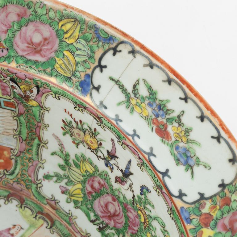 A porcelain wash basin, Kanton, China, late 19th century.