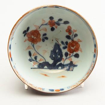 An imari dish and an imari bowl, Qing dynasty, early 18th Century.