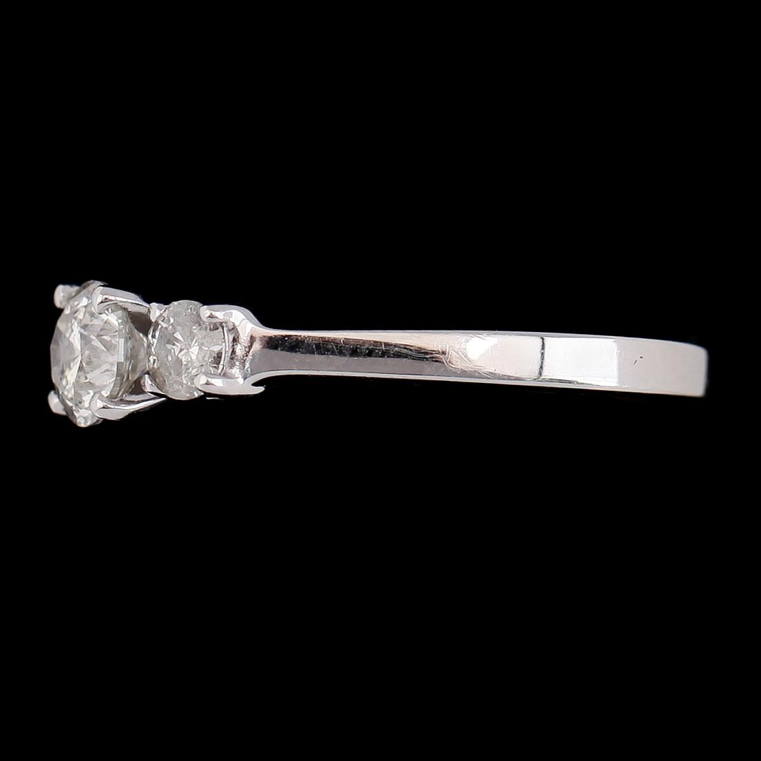 RING, 14K vitguld, 3 briljantslipade diamanter tot ca 0.94 ct.