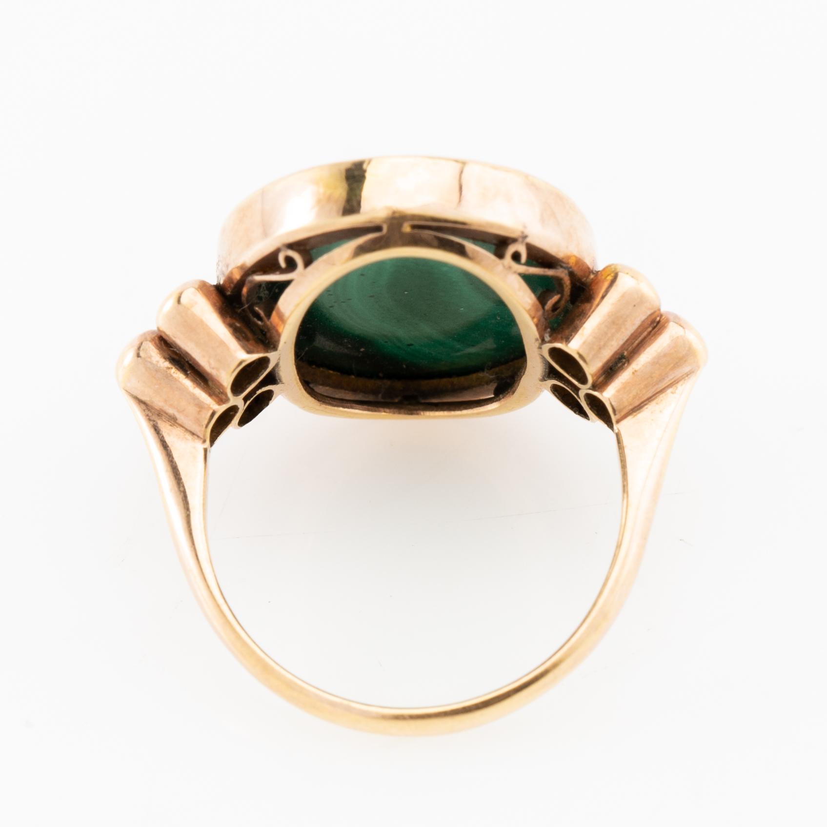 Ring 18K gold with polished malachite.