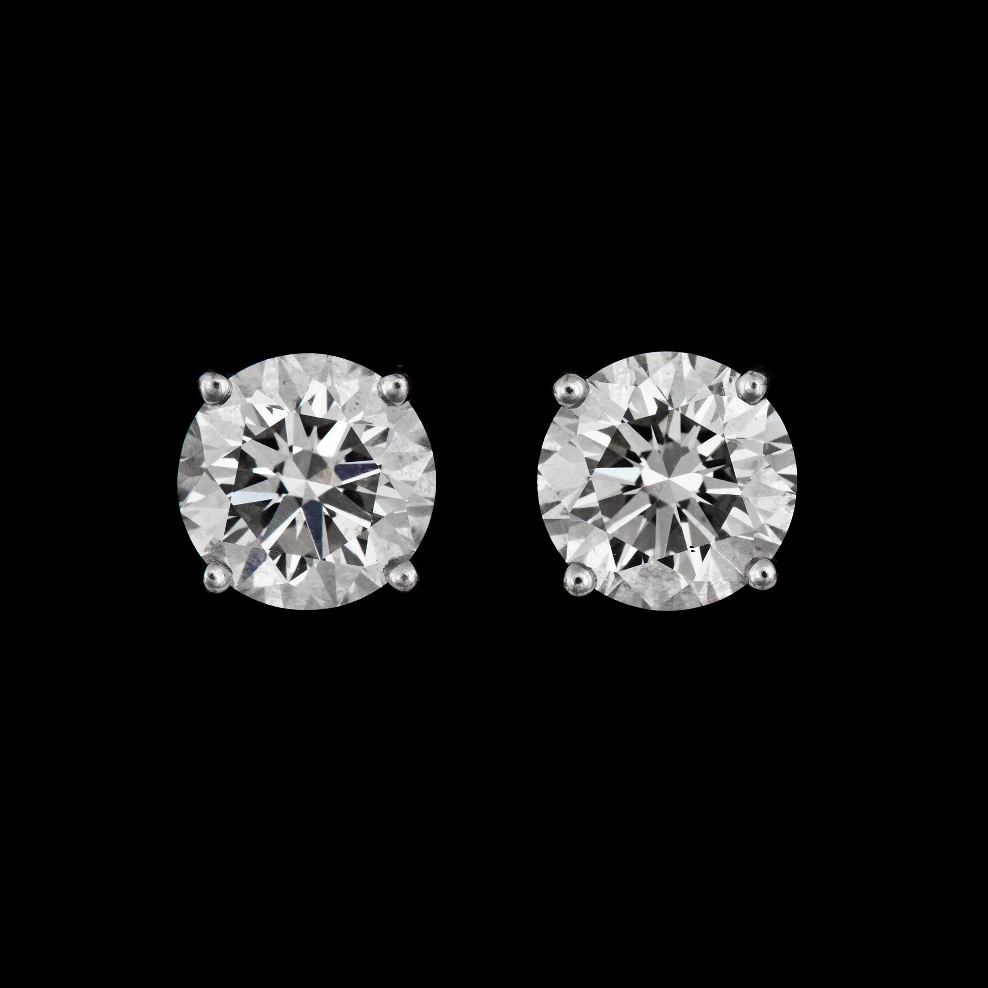 ÖRHÄNGEN med diamanter tot. 2.60 ct. Kvalité F/VVS2, very good cut.