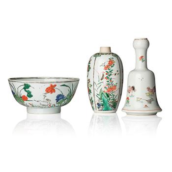 1149. A famille verte bowl, tea caddy and mallet shaped vase, Qing dynasty, Kangxi (1662-1722).