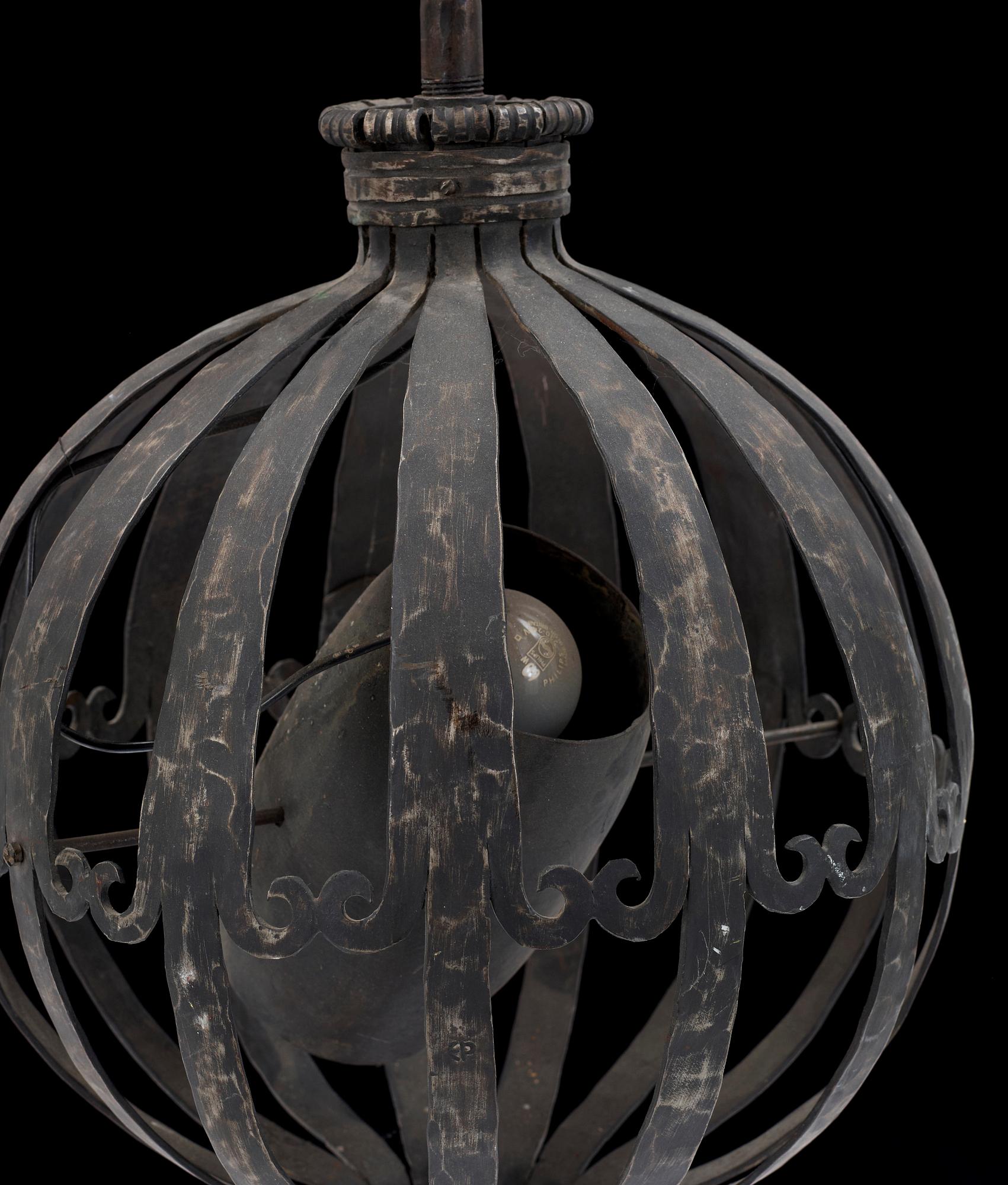 TAKLAMPA, smidesjärn, 1900-talets första del. Höjd ca 129 cm.