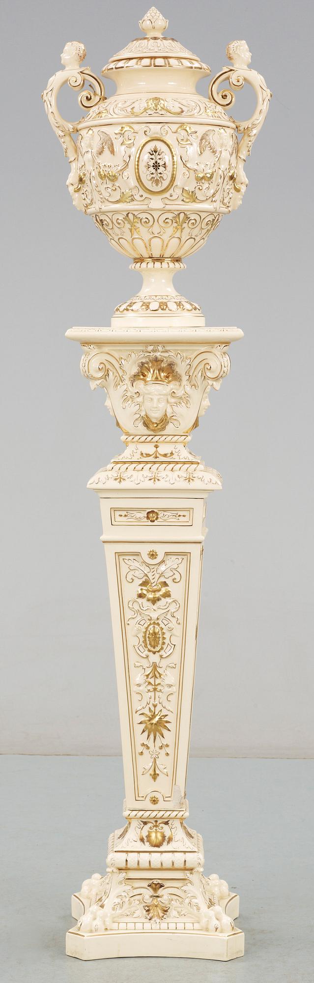 PIEDESTAL samt URNA MED LOCK, majolika, nyrenässans, Rörstrand, 1800-talets slut.