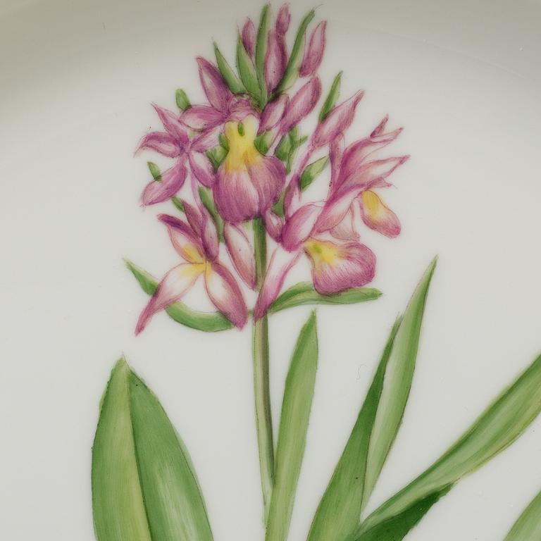 A set of five porcelaine Royal Copenhagen "Flora Danica" plates model #3550.