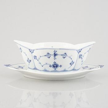 A 'Blue Fluted' / 'Musselmalet rifflet' porcelain sauce boat, Royal Copenhagen, model 204, post 1923.