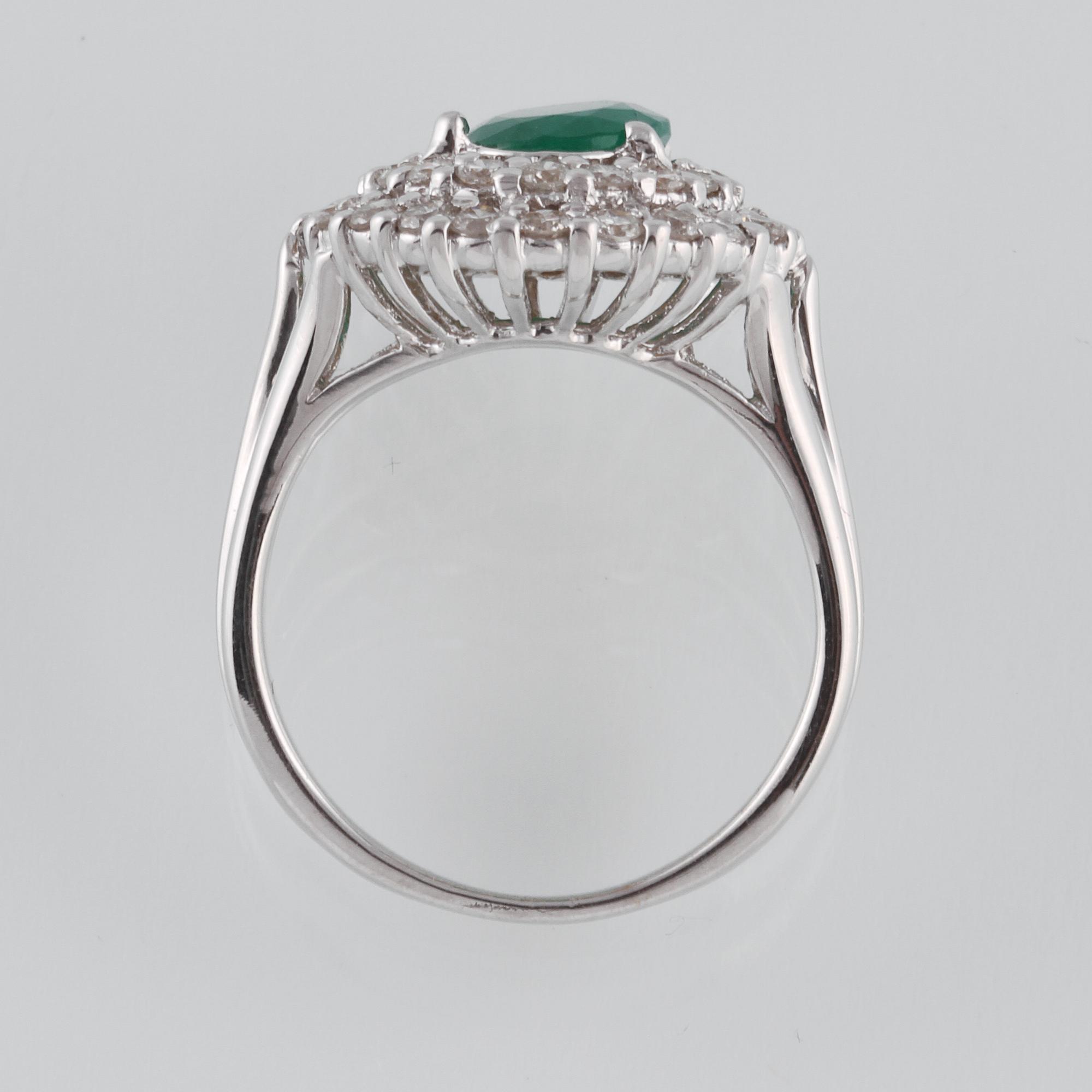 RING, 18K vitguld med ovalsslipad smaragd ca 1.66 ct samt briljantslipade diamanter ca 1.5 ct. Vikt 7,0 gram.