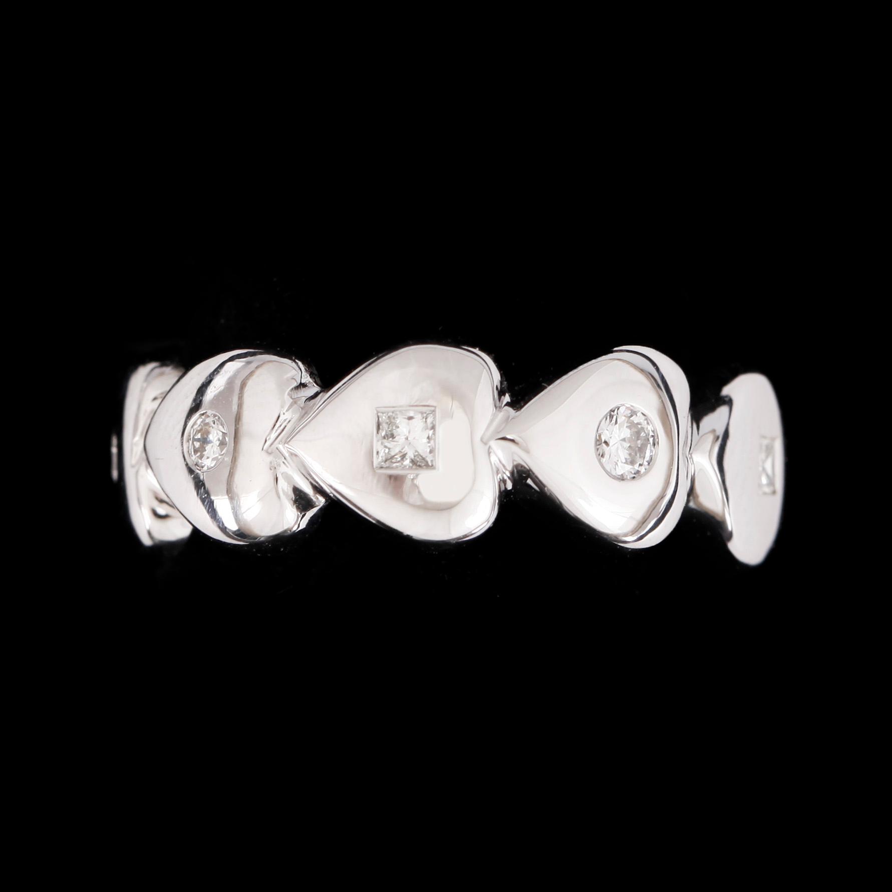 RING, 18k vitguld, 7 diamanter tot ca 0,26ct. Vikt ca 5,30 gram.