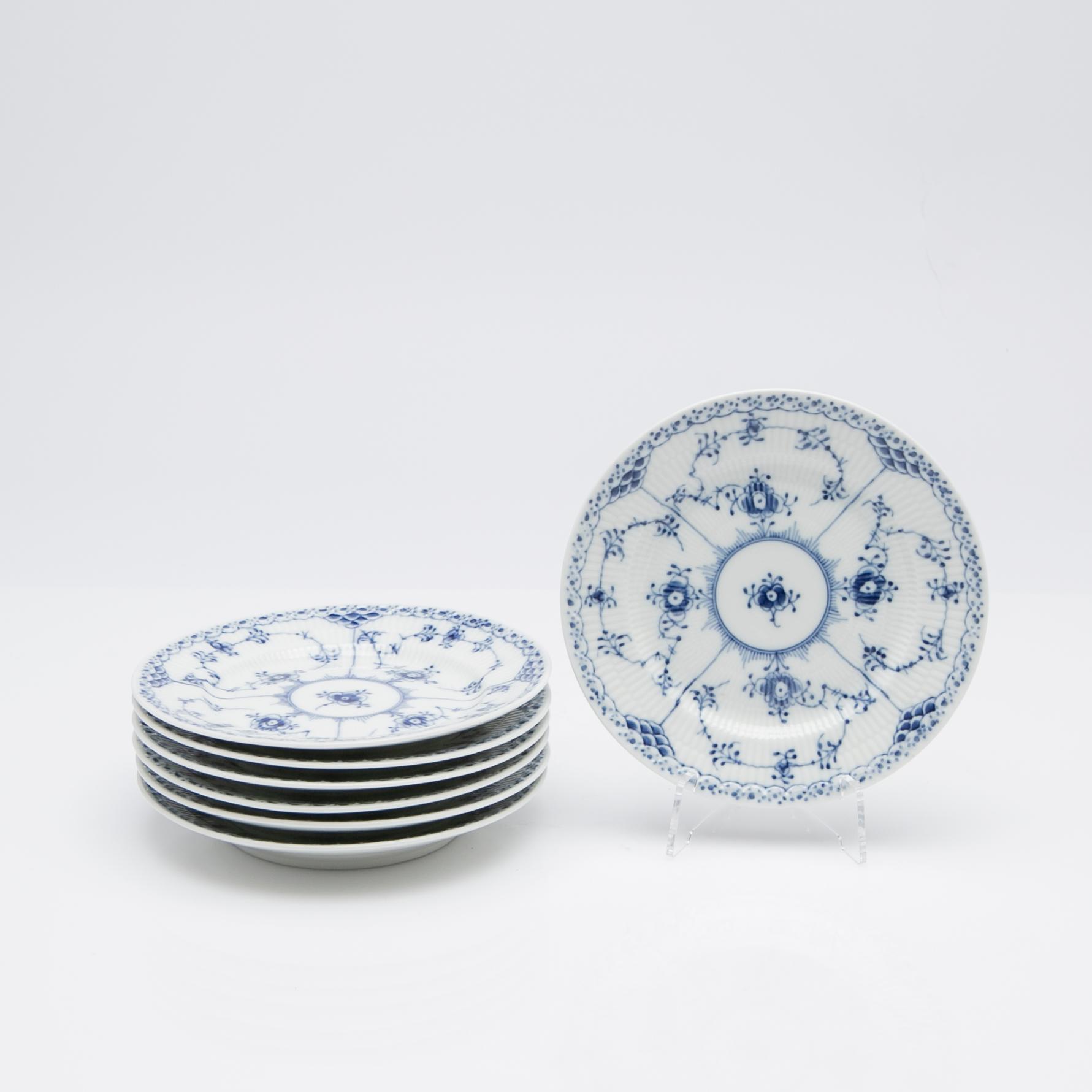 Royal Copenhagen, Service pieces, 20 pieces, porcelain, "Musselmalet helblond and halvblond", Denmark.