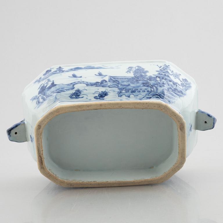 A blue and white tureen with cover, China, Qianlong (1736-95).