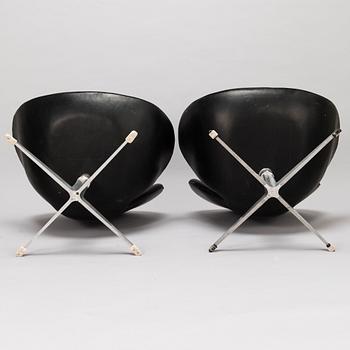 ARNE JACOBSEN, a pair of 1960s 'Swan' armchairs for Fritz Hansen.