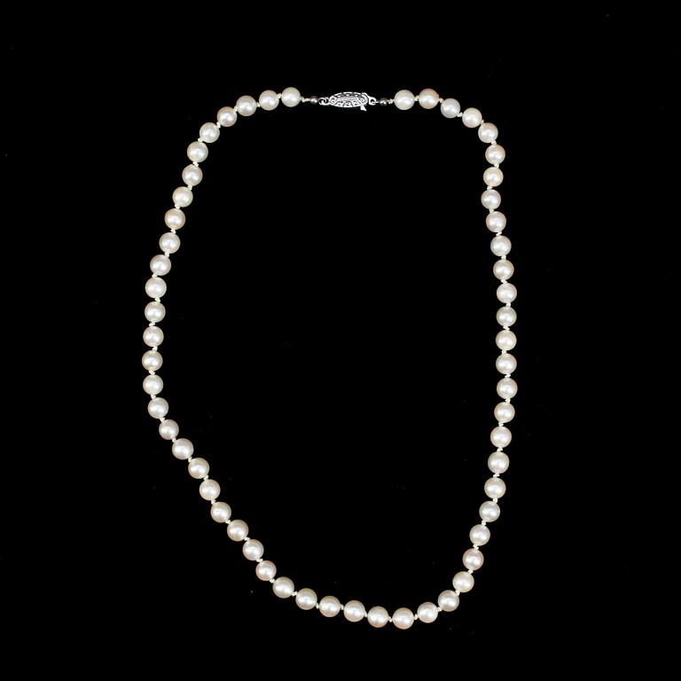 COLLIER, 3st, odlade saltvattenspärlor, två lås i silver.