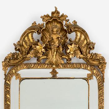 SPEGEL, rokokostil, omkring 1900, Träskuren och pastellagedekor. Förgylld och bronserad.