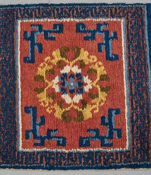 MATTO, A MEDITATION RUG, a semi-antique Ningxia probably, China, ca 594,5 x 61-64,5 cm.