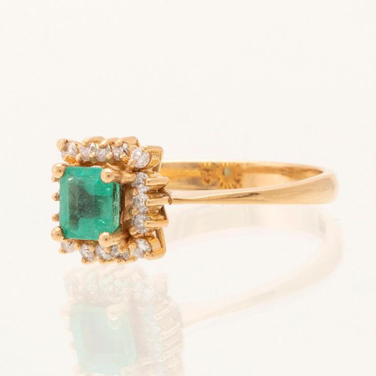 Ring in 18K gold with a step-cut emerald and round brilliant-cut diamonds.