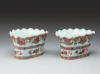 TULPANVASER för VÄGG, ett par, kompaniporslin. Qing dynastin, Qianlong (1736-95).