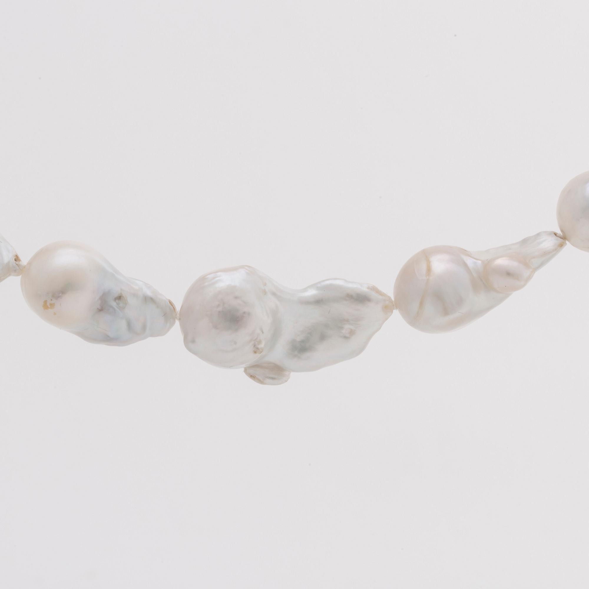 PEARL NECKLACE Baroque South Sea pearls (largest pearl approx 3 x 2 cm, clasp silver.