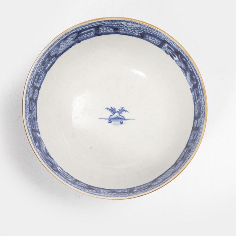 Five pieces of underglaze blue decorated porcelain, china, Qianlong (1736-95) & Jiaqing (1796-1822).