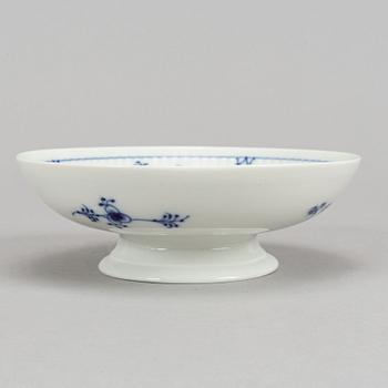 Royal Copenhagen, eight 'Musselmalet' footed dishes, Denmark.