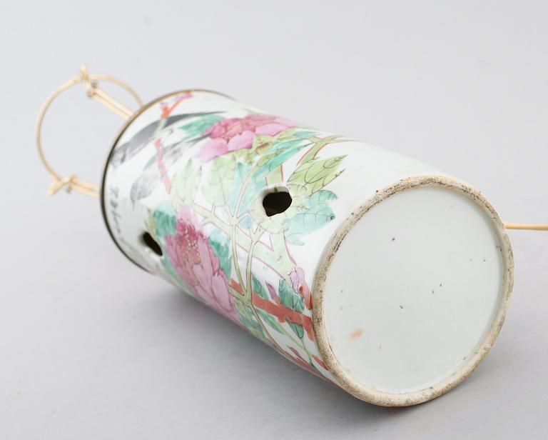 BORDSLAMPA, porslin, Kina, 1900-tal.