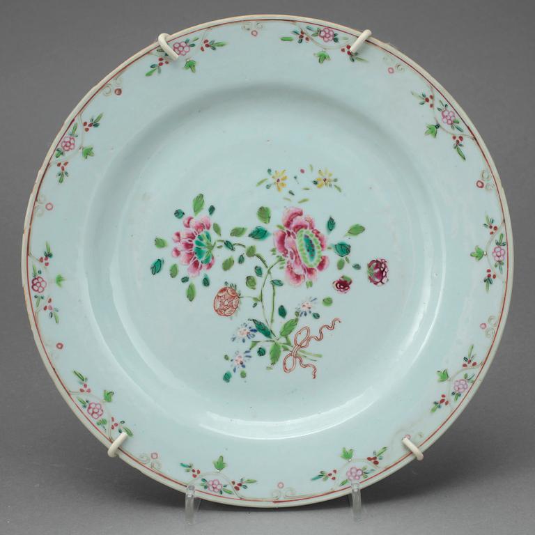 TALLRIKAR, 5 st, porslin, Qianlong (1736-95).